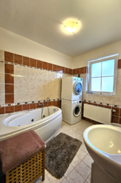 koupelna 1. NP - Prodej domu 175 m², Lhota