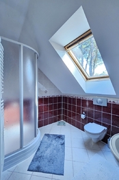 koupelna 2. NP - Prodej domu 175 m², Lhota