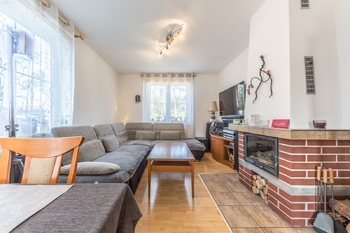 obývací pokoj s jídelnou a krbem 1. NP - Prodej domu 175 m², Lhota