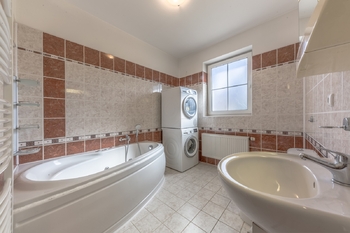 koupelna s masážní vanou a bidetem 1. NP - Prodej domu 175 m², Lhota
