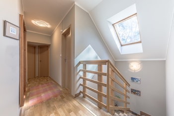 schodiště a chodba s vestavnou skříní 2. NP - Prodej domu 175 m², Lhota