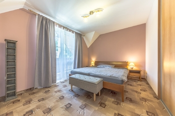 ložnice s vestavnou skříní a vstupem do lodžie 2. NP - Prodej domu 175 m², Lhota