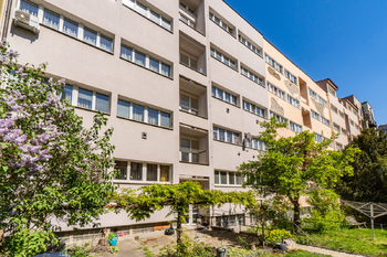 Pohled na dům ze zahrady - Prodej bytu 3+1 v osobním vlastnictví 103 m², Praha 4 - Nusle