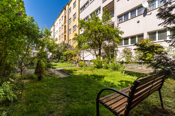 Zahrada u domu - Prodej bytu 3+1 v osobním vlastnictví 103 m², Praha 4 - Nusle