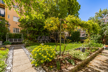 Zahrada u domu - Prodej bytu 3+1 v osobním vlastnictví 103 m², Praha 4 - Nusle