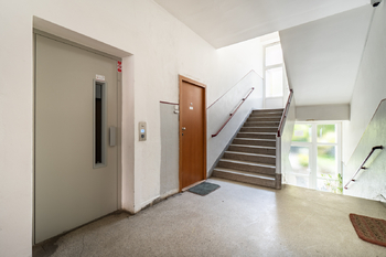 Vchod do bytu - Prodej bytu 3+1 v osobním vlastnictví 103 m², Praha 4 - Nusle