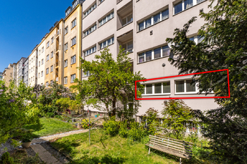 Okna bytu do zahrady - Prodej bytu 3+1 v osobním vlastnictví 103 m², Praha 4 - Nusle