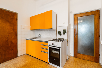 Kuchyně - pohled 2 - Prodej bytu 3+1 v osobním vlastnictví 103 m², Praha 4 - Nusle