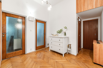 Hala - pohled 1 - Prodej bytu 3+1 v osobním vlastnictví 103 m², Praha 4 - Nusle