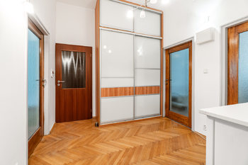Hala - pohled 3 - Prodej bytu 3+1 v osobním vlastnictví 103 m², Praha 4 - Nusle
