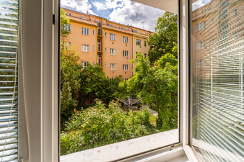 Pohled z okna obývacího pokoje - Prodej bytu 3+1 v osobním vlastnictví 103 m², Praha 4 - Nusle