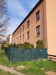 Pohled na dům. - Pronájem bytu 1+kk v osobním vlastnictví 33 m², Beroun