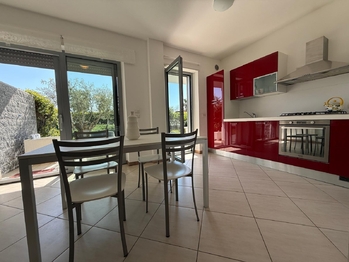 kuchyň s výstupem na zahradu - Prodej bytu 4+kk v osobním vlastnictví 85 m², Silvi