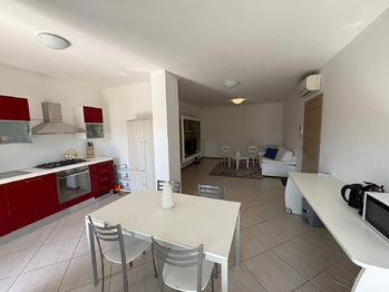 obývací část s kuchyní - Prodej bytu 4+kk v osobním vlastnictví 85 m², Silvi