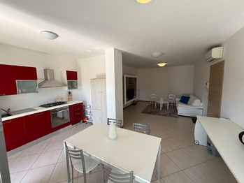 obývací část s kuchyní - Prodej bytu 4+kk v osobním vlastnictví 85 m², Silvi