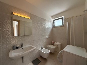 druhá koupelna  - Prodej bytu 4+kk v osobním vlastnictví 85 m², Silvi