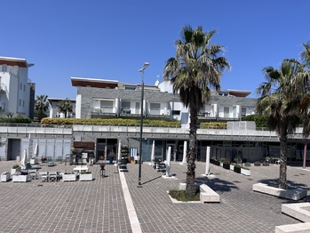 Rybí restaurace Alusea přímo v komplexu  - Prodej bytu 4+kk v osobním vlastnictví 85 m², Silvi