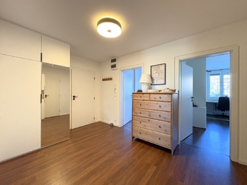 Centrální chodba - Prodej bytu 3+1 v osobním vlastnictví 89 m², Praha 6 - Řepy