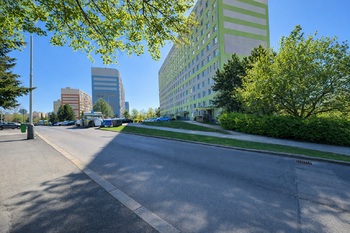 Venkovní pohled na dům - Prodej bytu 3+1 v osobním vlastnictví 89 m², Praha 6 - Řepy