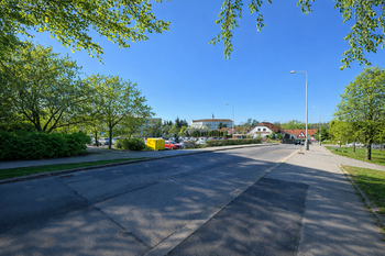 Okolí domu - Prodej bytu 3+1 v osobním vlastnictví 89 m², Praha 6 - Řepy