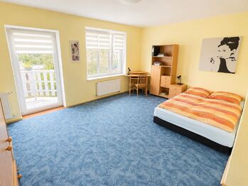2NP - obytná místnost, ložnice se vstupem na balkón - Prodej domu 197 m², Nový Bor