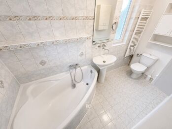 1NP  - koupelna s WC - Prodej domu 197 m², Nový Bor