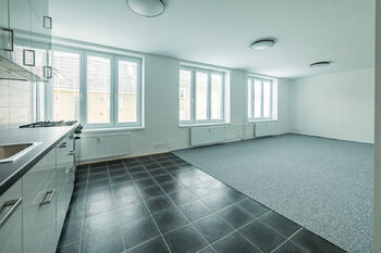 Obývací pokoj + kuchyně. - Pronájem bytu 2+kk v osobním vlastnictví 61 m², Jindřichův Hradec