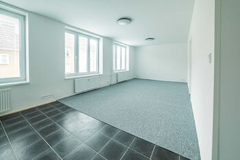 Obývací pokoj + kuchyně. - Pronájem bytu 2+kk v osobním vlastnictví 61 m², Jindřichův Hradec