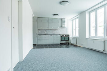 Obývací pokoj + kuchyně. - Pronájem bytu 2+kk v osobním vlastnictví 61 m², Jindřichův Hradec