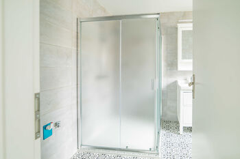 Koupelna + WC. - Pronájem bytu 2+kk v osobním vlastnictví 61 m², Jindřichův Hradec