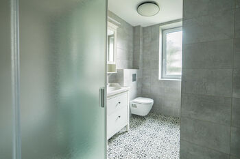 Koupelna + WC. - Pronájem bytu 2+kk v osobním vlastnictví 61 m², Jindřichův Hradec