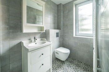 Koupelna + WC. - Pronájem bytu 2+kk v osobním vlastnictví 61 m², Jindřichův Hradec