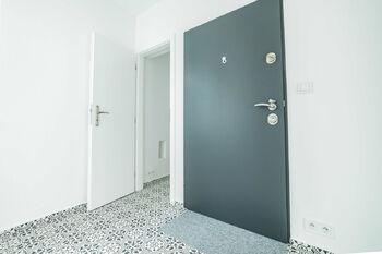 Vchod do bytu/předsíň + kumbál. - Pronájem bytu 2+kk v osobním vlastnictví 61 m², Jindřichův Hradec