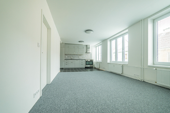 Obývací pokoj + kuchyně. - Pronájem bytu 2+kk v osobním vlastnictví 61 m², Jindřichův Hradec