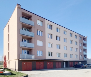 pohled na dům - Pronájem bytu 1+kk v osobním vlastnictví 20 m², Lubná 