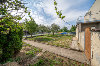 Zahrada - boční vchod - Prodej domu 236 m², Kroměříž