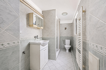 Koupelna - spodní patro - přední část domu - Prodej domu 236 m², Kroměříž