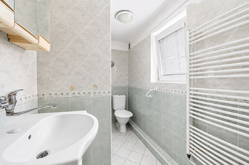 Koupelna - spodní patro - přední část domu - Prodej domu 236 m², Kroměříž