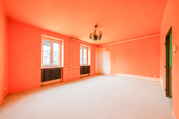 Obývací pokoj - přední část domu - spodní patro - Prodej domu 236 m², Kroměříž