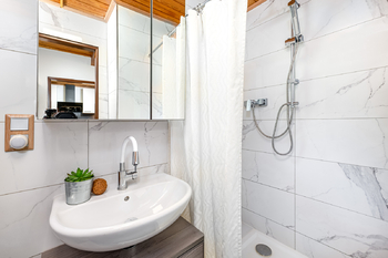 koupelna s WC - Prodej chaty / chalupy 52 m², Borovnice