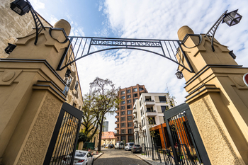 Vstup do areálu z ulice Bělehradská - Pronájem bytu 2+kk v osobním vlastnictví 42 m², Praha 4 - Nusle