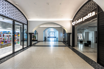 Pošta a bankomat v pasáži - Pronájem bytu 2+kk v osobním vlastnictví 42 m², Praha 4 - Nusle