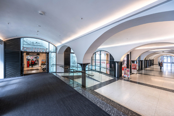 Potraviny a drogerie v pasáži - Pronájem bytu 2+kk v osobním vlastnictví 42 m², Praha 4 - Nusle