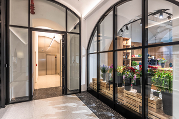 Vstup do rezidenční části z pasáže - Pronájem bytu 2+kk v osobním vlastnictví 42 m², Praha 4 - Nusle