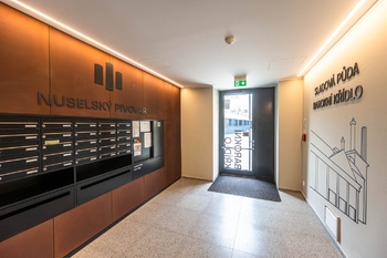 Vchod z vnitrobloku - Pronájem bytu 2+kk v osobním vlastnictví 42 m², Praha 4 - Nusle