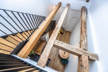 Zachované trámy z historické budovy pivovaru - Pronájem bytu 2+kk v osobním vlastnictví 42 m², Praha 4 - Nusle