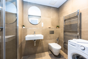 Koupelna - Pronájem bytu 2+kk v osobním vlastnictví 42 m², Praha 4 - Nusle