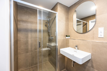 Sprchový kout - Pronájem bytu 2+kk v osobním vlastnictví 42 m², Praha 4 - Nusle