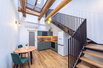 Obývací pokoj s jídelnou a schodiště - Pronájem bytu 2+kk v osobním vlastnictví 42 m², Praha 4 - Nusle 