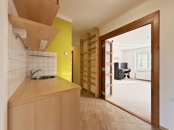 průchozí kuchyně - Pronájem bytu 2+1 v osobním vlastnictví 71 m², České Budějovice